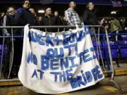 CĐV phản đối Benitez, Chelsea dùng gì để thuyết phục Guardiola?