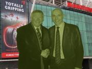 Biếm họa về bức tượng Sir Alex Ferguson tại Old Trafford