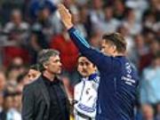 Jose Mourinho: Một mình chống đối cả thế giới