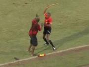 Trọng tài biên ... đánh nhau túi bụi với CĐV quá khích