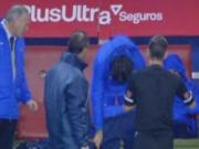 Trọng tài bắt cầu thủ... tụt quần giữa sân để phạt thẻ