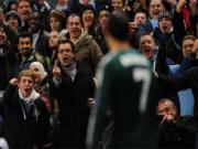 Cristiano Ronaldo bị fan Man City giơ ngón tay thối