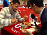 Andre Santos xin áo đồng đội cũ Van Persie về làm... khăn trải bàn?