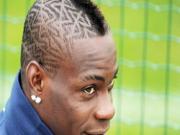 Balotelli tóc mới, tật cũ