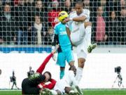 Vụ van Persie bị đá bóng vào đầu: Đừng vội phán xét!