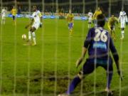 Cú sút penalty "tệ khủng khiếp"