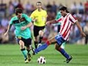 Hàng công Barca: Làm ơn, đừng đốn gãy chân Messi...