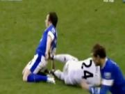 Cahill "chém" Baines rách áo, xước lưng