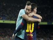 Fan cuồng nhảy xuống sân ôm hôn Messi