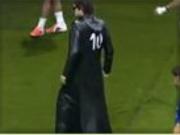 'Dị nhân' áo đen sút tung lưới Casillas