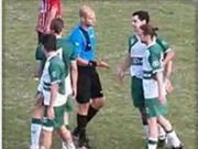 Trọng tài bắt tay chúc mừng .... cầu thủ ghi bàn