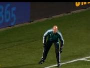 Trọng tài khởi động hài hước trước trận đấu