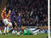 Pha hỏng ăn khó tin của Gervinho trận gặp Bradford