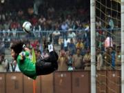 Higuita tái hiện pha phá bóng "Bọ cạp"