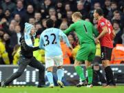 Không chỉ bị dọa đánh, Rio Ferdinand còn bị CĐV tuổi teen của Man City phân biệt chủng tộc