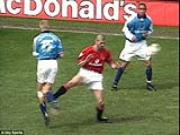 Đả kích đối thủ, Sir Alex dường như đã quên cầu thủ Man Utd cũng từng "chơi bẩn" không kém