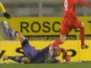 Đàn em Liverpool "học hỏi" Luis Suarez thói ăn vạ