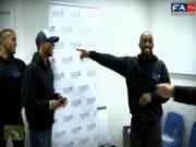 Các tuyển thủ Anh khoe tài tâng bóng tennis