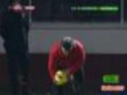 Nhanh nhẩu nhặt bóng, chiến lược gia đáng kính trở thành trò cười cho khán giả!