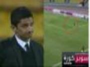 HLV "đứng hình" khi chứng kiến thủ môn đội nhà phát bóng...siêu tệ!