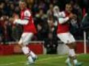 Mừng hat-trick, Walcott chơi trò "vuốt ve" với Kieran Gibbs!