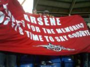 Thắng đậm, Wenger vẫn bị fans xua đuổi