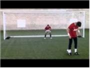 De Gea và Chicharito đọ tài sút penalty bằng gót chân