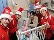 Dàn sao Liverpool làm từ thiện trước Giáng sinh