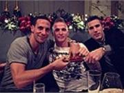 Kagawa nhảy Gangnam Style, Van Persie hát ca ngợi Man Utd