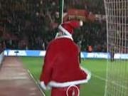 Ông già Noel rách đũng quần trên sân bóng