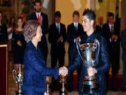 Ronaldo bảnh bao đi nhận giải VĐV xuất sắc nhất Iberia-Mỹ Latinh 2011