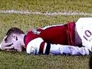 Sao trẻ Arsenal suýt "mất đời trai"