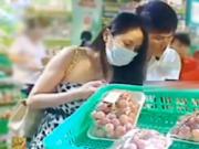 Công Vinh đưa Thủy Tiên bụng nặng nề đi siêu thị