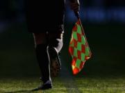 Trọng tài biên bị cầu thủ đánh chết trên sân