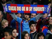 Tức vì thua trận, fan Barca hành hung fan Real