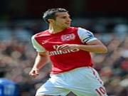 HLV Wenger ra sức giữ chân Van Persie