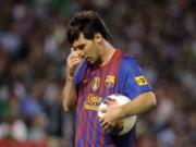 Messi tịt ngòi, Barca suýt thua trong ngày chia tay Pep