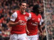 Arsenal mắc kẹt trong thương vụ Van Persie: Đôi bên đều thiệt?