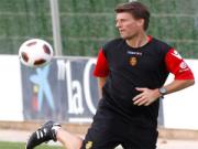 Huyền thoại Đan Mạch cầm quân ở Ngoại hạng Anh