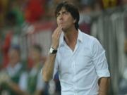 Kinh khủng! HLV trưởng ĐT Đức lại ăn... gỉ mũi