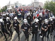 CĐV Nga và Ba Lan đánh nhau dữ dội trước trận