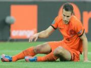 Van Persie bị chỉ trích vì gọi điện thoại ngay trên sân