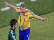 Bực mình vì mất bàn thắng, HLV trưởng Ukraine suýt tẩn phóng viên