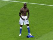 Tại sao Balotelli làm mặt lạnh khi ghi bàn?