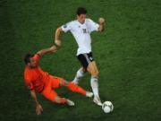 Lập cú đúp, Gomez tự tin “ném đá” dư luận