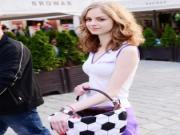 Thiếu nữ bán hàng rong tại Euro đẹp như thiên thần