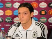 Oezil kêu gọi Joachim Loew đến với Bernabeu