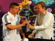 Podolski đánh dấu trận thứ 100 trong màu áo ĐTQG bằng chiến thắng cùng ĐT Đức