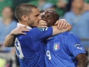 Tạo siêu phẩm, Balotelli vẫn bị đồng đội .... "bịt miệng" và "nạt nộ"