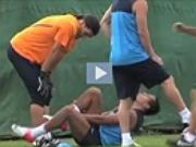 "Đá ma", thủ môn Barca tung đòn...triệt hạ đồng đội Alexis Sanchez